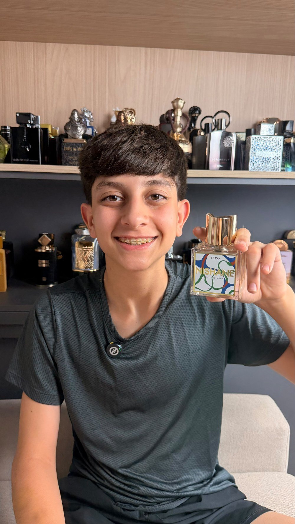 Rafael apresentando o perfume Tero da Nishane
