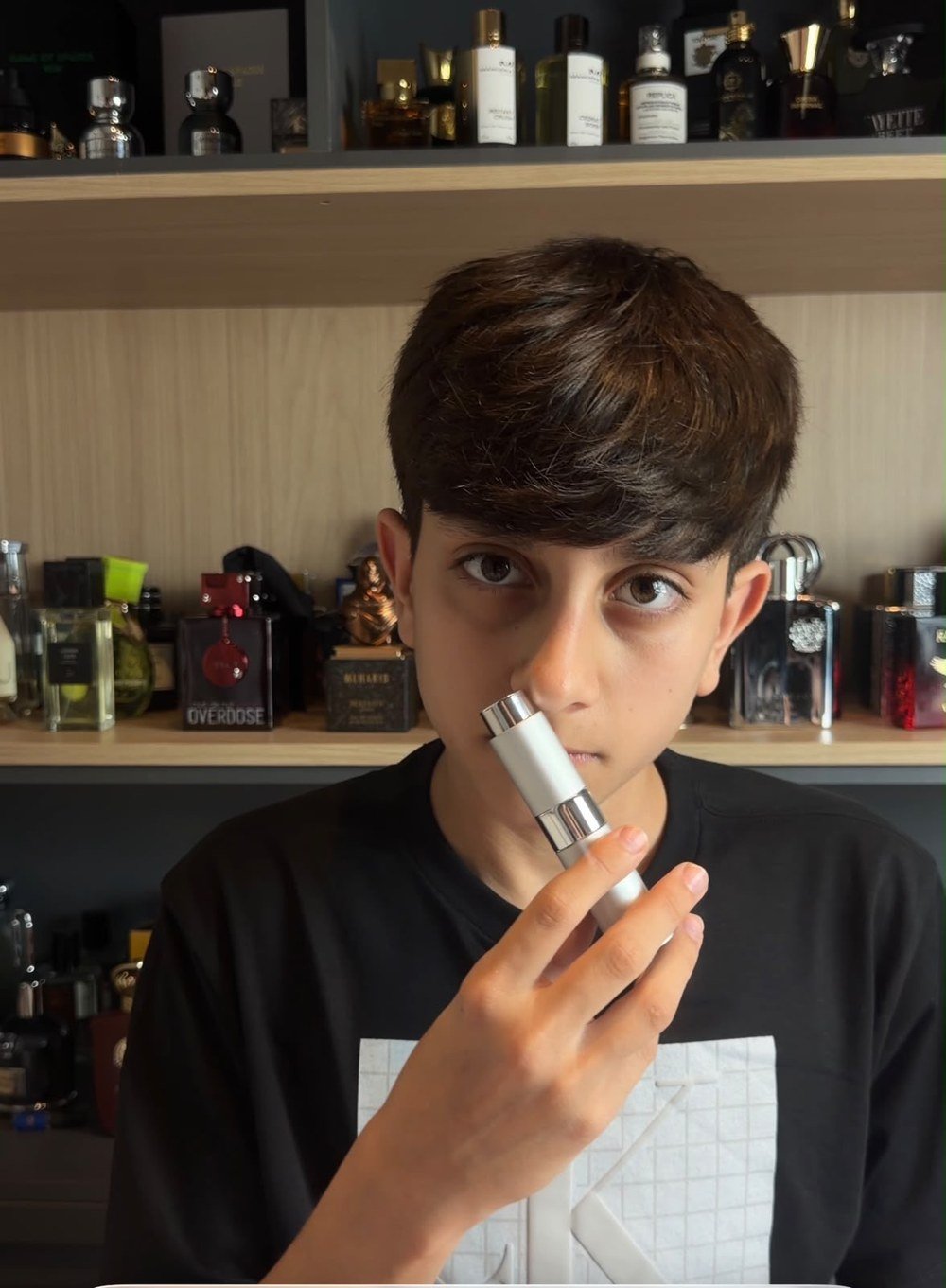 Rafael experimentando uma fragrância